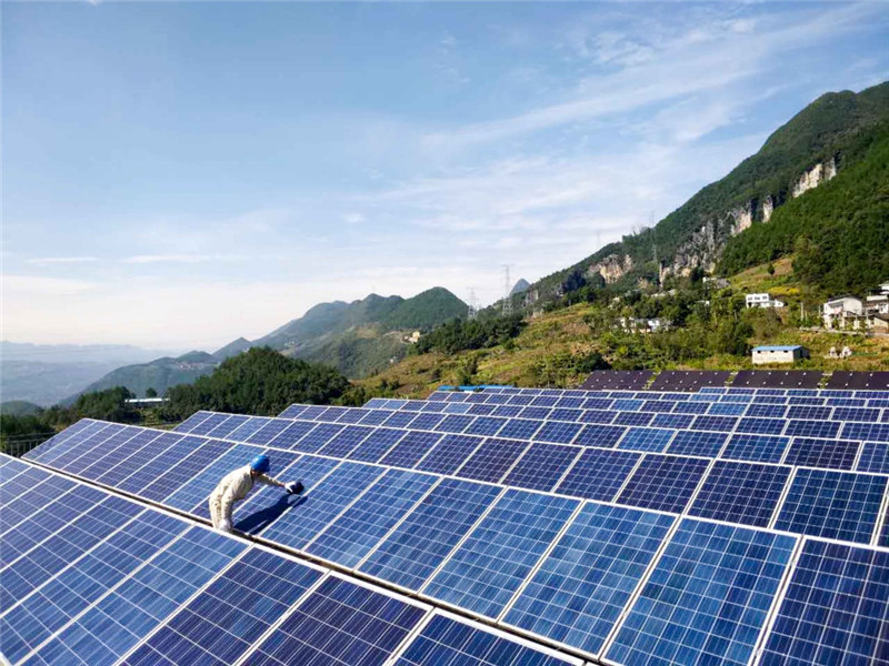 其电池组件铺设面积达６３００平方米