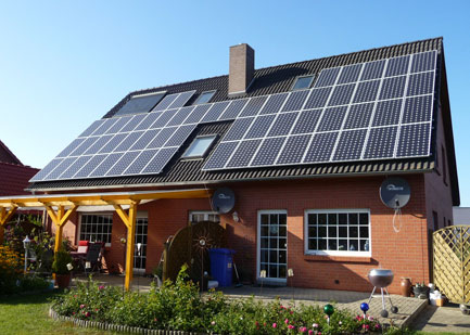 家庭光伏发电产生的余电可以通过电网直接传输到其他家庭的电表上