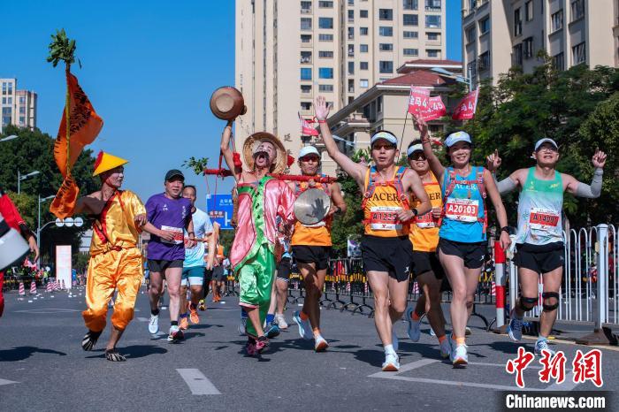 两万跑友竞逐2024晋江马拉松，肯尼亚选手包揽男