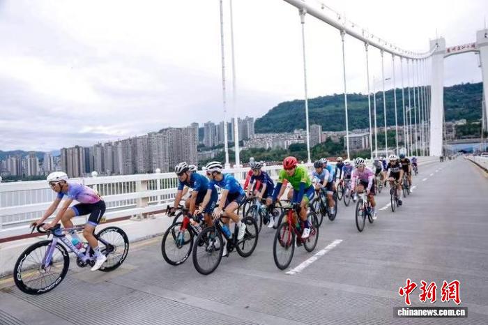 2025环三峡自行车赛收官之战万州落幕 1500选手骑