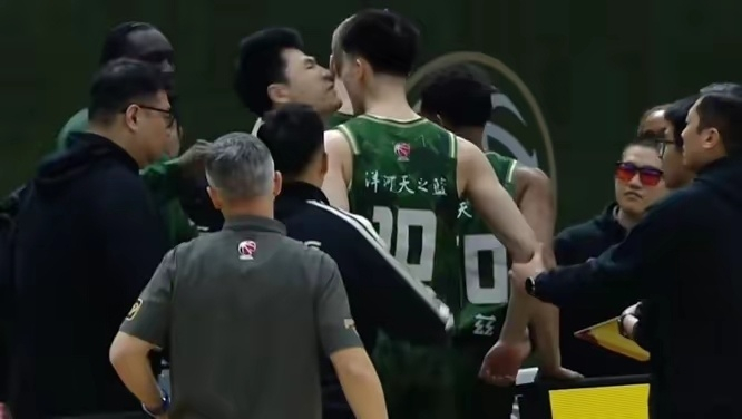 南京男篮主场惨败福建 双首发冲突引爆卡位战