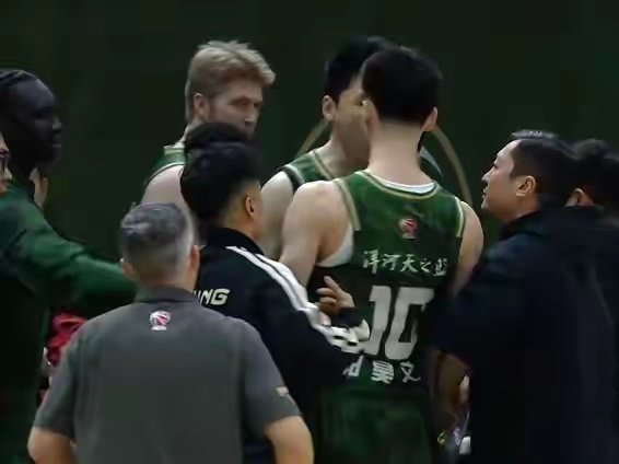 南京男篮主场惨败福建 双首发冲突引爆卡位战