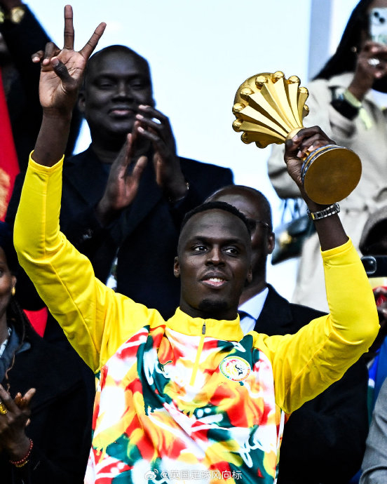 塞内加尔友谊赛展示非洲杯奖杯回应取消资格决