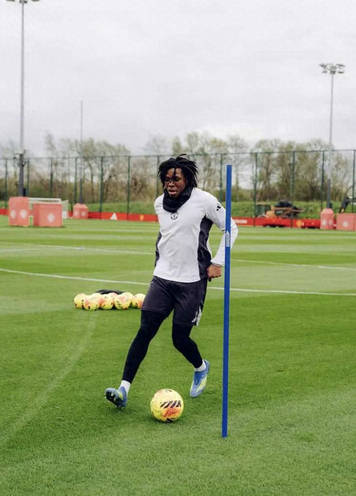 曼联球员帕特里克·多古重返训练场 近距离接触