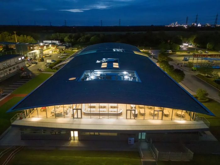 曼联球员帕特里克·多古重返训练场 近距离接触